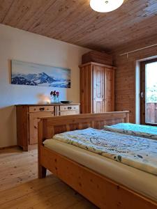 1 dormitorio con 2 camas en una habitación en Naturetouch en Steinberg am Rofan