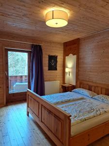 una camera da letto con un grande letto in una camera in legno di Naturetouch a Steinberg am Rofan