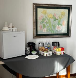 una mesa con 2 cestas de comida y una nevera en R & B Emilia 54, en Cadeo