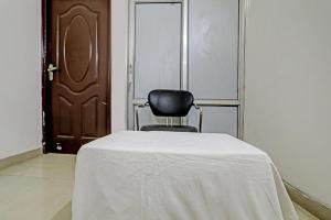 OYO Taj Guest House tesisinde bir odada yatak veya yataklar