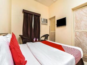 Una cama o camas en una habitación de OYO Royal Plaza Residence -3