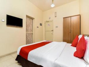 מיטה או מיטות בחדר ב-OYO Royal Plaza Residence -3