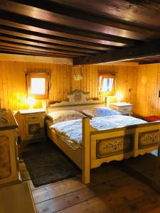 een slaapkamer met een groot bed met 2 nachtkastjes bij Haus Lahner in Bad Bleiberg