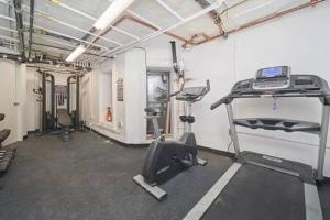 un gimnasio con cinta de correr y bicicleta estática en 91-2A Stylish 3BR 2Bth with W D, en Nueva York