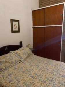 ein Schlafzimmer mit einem Bett und einem großen Schrank in der Unterkunft Casa GaloTabuas in Los Cocos