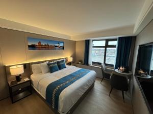 Postel nebo postele na pokoji v ubytování Ly New York Hotel