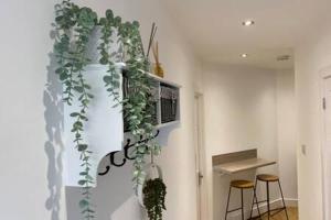 Pokój z białą ścianą z rośliną w obiekcie Green Glades Annex by StayStaycations w Bristolu