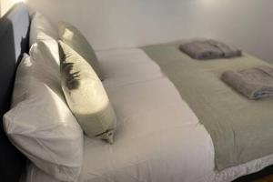 Lova arba lovos apgyvendinimo įstaigoje Green Glades Annex by StayStaycations
