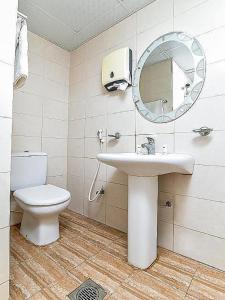 OYO Royal Plaza Residence -3 في رأس الخيمة: حمام مع مرحاض ومغسلة ومرآة