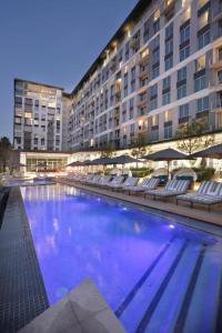 Baseinas apgyvendinimo įstaigoje The Capital Sandton Luxury apartment with free pool, gym, spa and Netflix arba netoliese