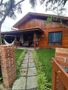 una casa con un camino de piedra delante de ella en Paz e Conforto na Serra, en Teresópolis