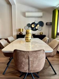 - une salle à manger avec une table et des chaises dans l'établissement ZEN Apartments, à Alexandroúpolis