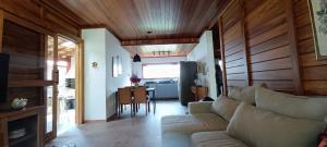 una sala de estar con un sofá y una mesa en Paz e Conforto na Serra, en Teresópolis