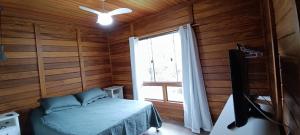 1 dormitorio con 1 cama y ventana en una habitación en Paz e Conforto na Serra, en Teresópolis 28 fotos más