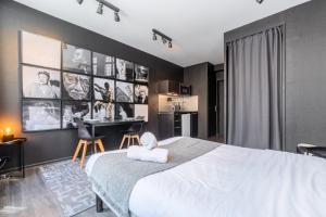 sypialnia z dużym łóżkiem i biurkiem w obiekcie Studio located on the Grand Place! w Lille