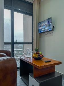 een woonkamer met een fruitschaal op een tafel bij Standard Single Room At Amikus Hotel in Gasanze