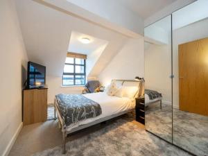 een slaapkamer met een bed en een glazen wand bij Pass the Keys MCR City Centre Apartment with view in Manchester