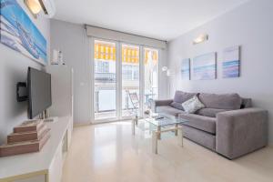Televízia a/alebo spoločenská miestnosť v ubytovaní Apartamentos Castillo