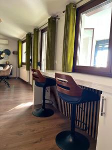 un bar con 2 sillas en un mostrador en una habitación en ZEN Apartments, en Alexandroupoli