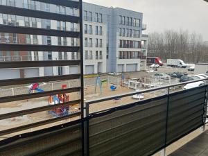 uma vista a partir de uma varanda de um edifício com um parque infantil em Apartament KLARA em Rumia