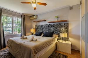 En eller flere senge i et værelse på Charming private villa in Marbella