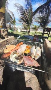 琵琶的住宿－Céu da Vida Eco Cabana，烤架上有许多不同类型的食物