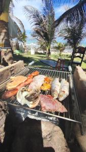 una parrilla con muchos tipos diferentes de comida en ella en Céu da Vida Eco Cabana, en Pipa