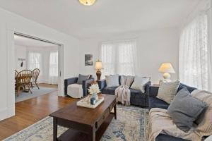 Χώρος καθιστικού στο Prime West Hartford Center Location- Historic Gem