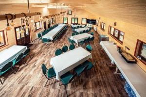 Draufsicht auf einen Konferenzraum mit Tischen und Stühlen in der Unterkunft Forest Resort in Băile Tuşnad