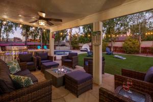 Posezení v ubytování Scottsdale Oasis Heated pool and Spa