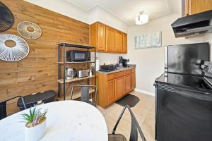 Modern Cozy 1 Bedroom Apartment in Shelby Township tesisinde mutfak veya mini mutfak