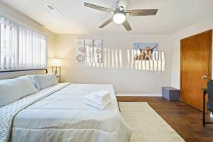 Modern Cozy 1 Bedroom Apartment in Shelby Township tesisinde bir odada yatak veya yataklar