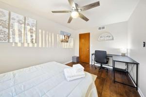 Säng eller sängar i ett rum på Modern Cozy 1 Bedroom Apartment in Shelby Township