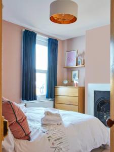 The Deal Abode - luxury self catering retreat tesisinde bir odada yatak veya yataklar