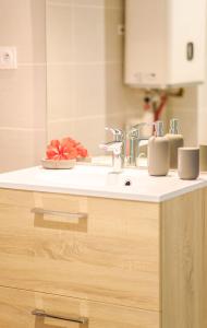 een badkamer met wastafel en wastafel bij Le planteur in Rivière-Pilote