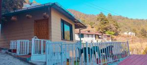 dom z bramą i psem stojącym przed nią w obiekcie Alan's 3BHK w mieście Nainital