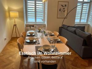 uma sala de jantar com uma mesa e um sofá em Wohnen im Herzen von Graz em Graz