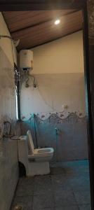 łazienka z toaletą i kamerą na ścianie w obiekcie Alan's 3BHK w mieście Nainital