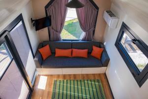 an overhead view of a couch in a tiny house at Efe Tiny House in Serik