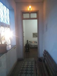a hallway with a door leading to a bedroom at Casa Colonial. Centro Histórico in Paracatu