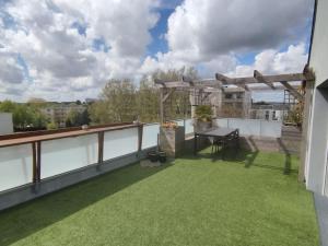 a patio with a table on a roof at Le Nid : Rooftop moderne surplombant la ville in Nantes