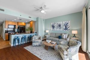 ein Wohnzimmer mit Sofa und Tisch in der Unterkunft Sterling Breeze 1003 in Panama City Beach