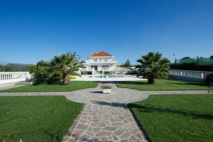 a large house with a swimming pool in the yard at Le Dimore di Giò in campagna in Ortona