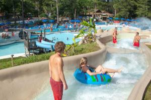 eine Gruppe von Personen in einem Pool in einem Wasserpark in der Unterkunft Sterling Breeze 1003 in Panama City Beach