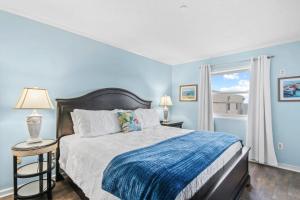 um quarto azul com uma cama e uma janela em Almost Heaven em Myrtle Beach