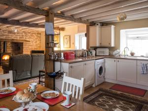 a kitchen and dining room with a table and chairs at 2 bed in Llanfihangel-Nant-Bran BN200 in Llanfihangel-Nant-Brân