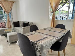 a living room with a table with chairs and a couch at Apartamento Premium Cerca de Todo in Valledupar
