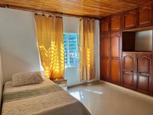 a bedroom with a bed and a window with curtains at Apartamento Premium Cerca de Todo in Valledupar