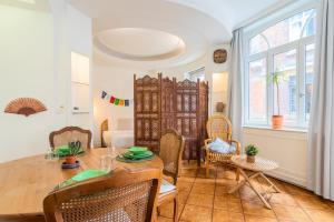 Et opholdsområde på Center apartment with lots of charm