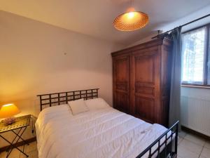 Ένα ή περισσότερα κρεβάτια σε δωμάτιο στο Appartement Saint-Germain-Laval (Loire), 3 pièces, 4 personnes - FR-1-496-120